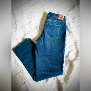 - Women’s Levi’s